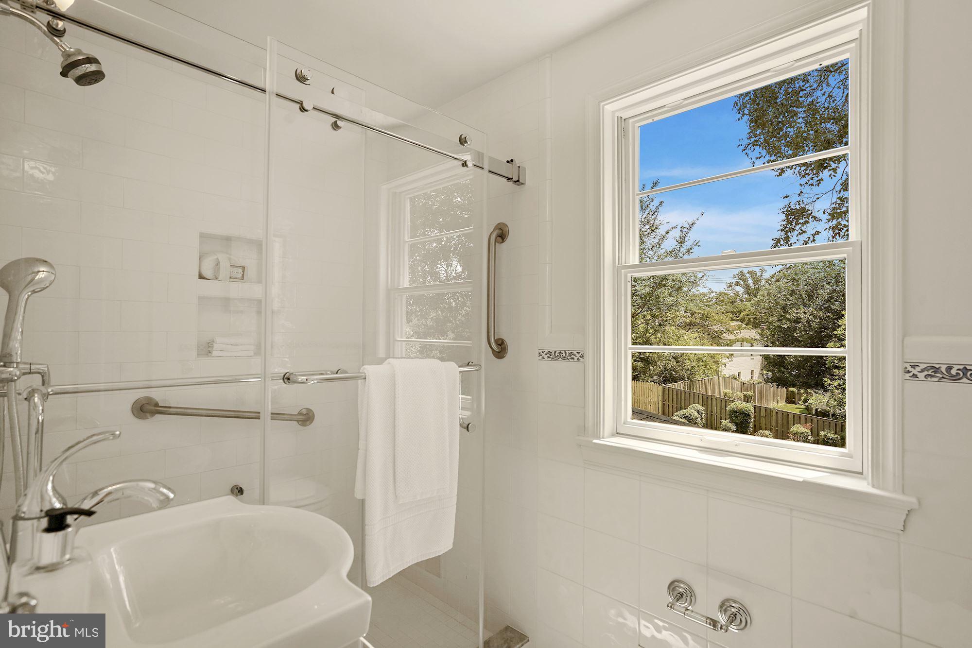 5622 Knollwood Road Bethesda, MD 20816 - Photo 17 of 37 Full Bathroom with New Vanity Lighting