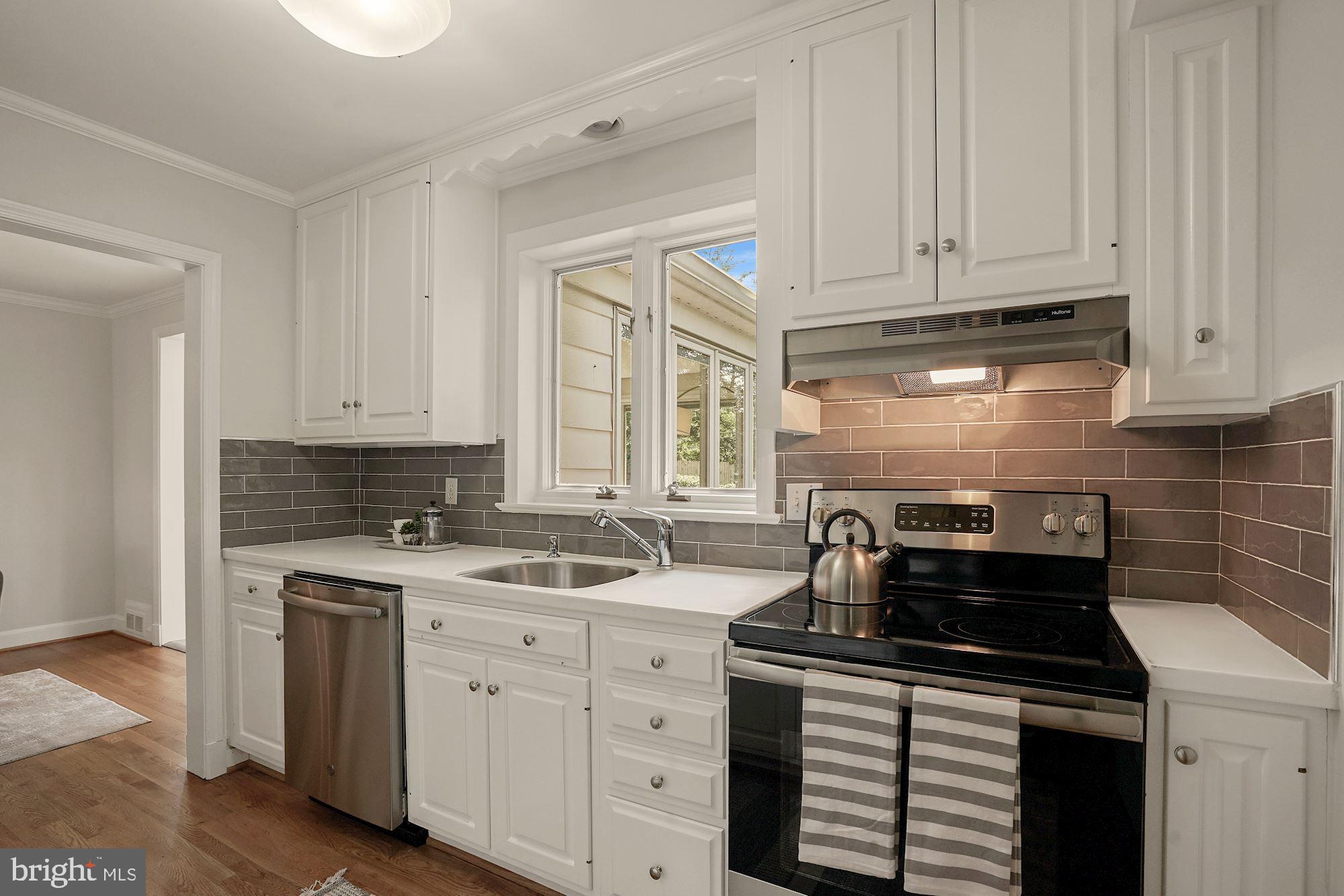 5622 Knollwood Road Bethesda, MD 20816 - Photo 9 of 37 Beautiful New Backsplash and Wood Floor