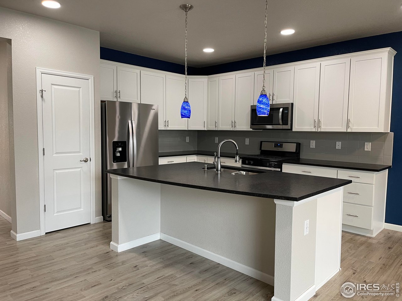 515 Country Road Berthoud, CO 80513 - Photo 2 of 27 Kitchen Island seating