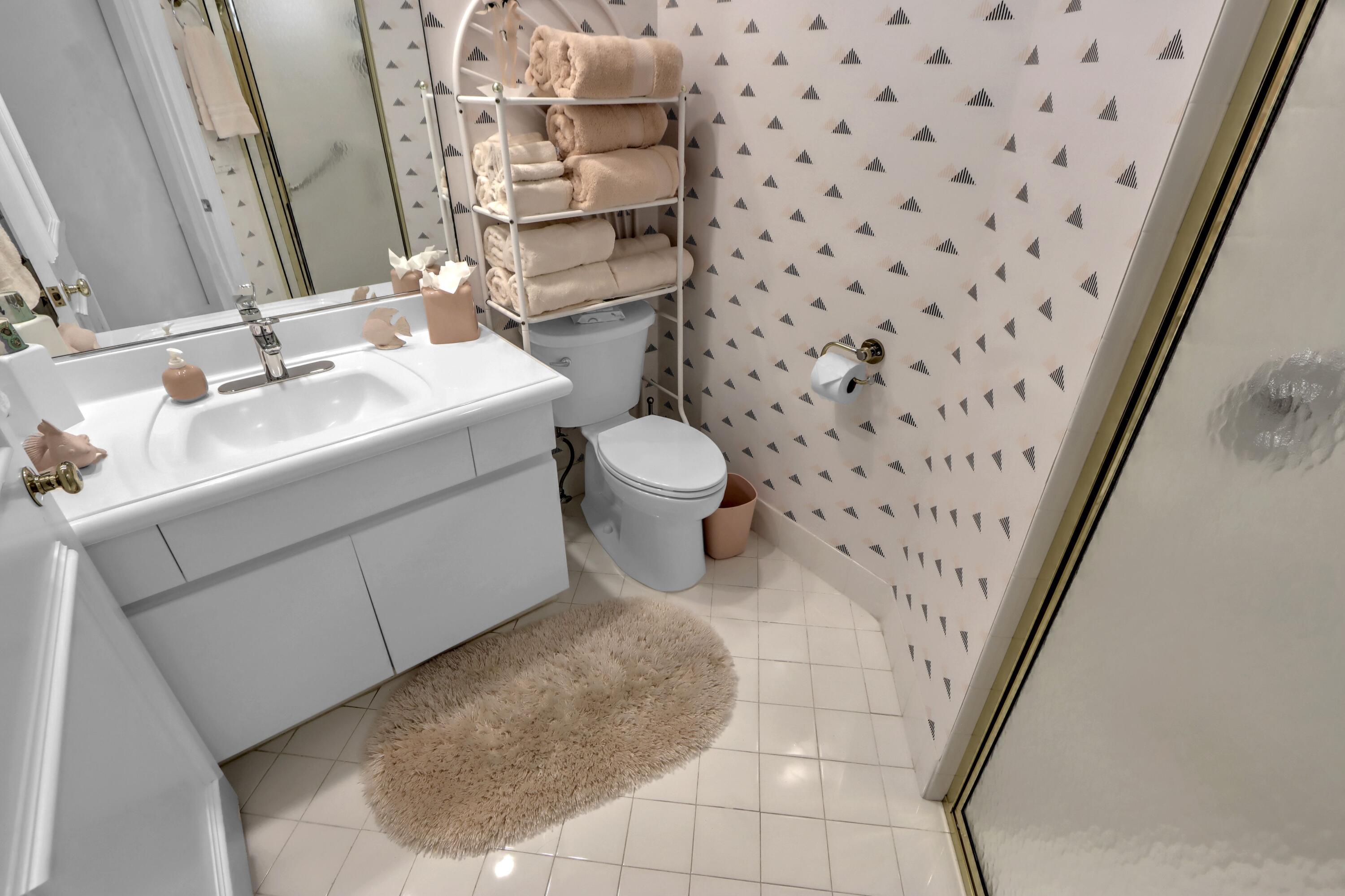 3510 Northwest Clubside Circle Boca Raton, FL 33496 - Photo 19 of 41 Bathroom for Bedroom 3