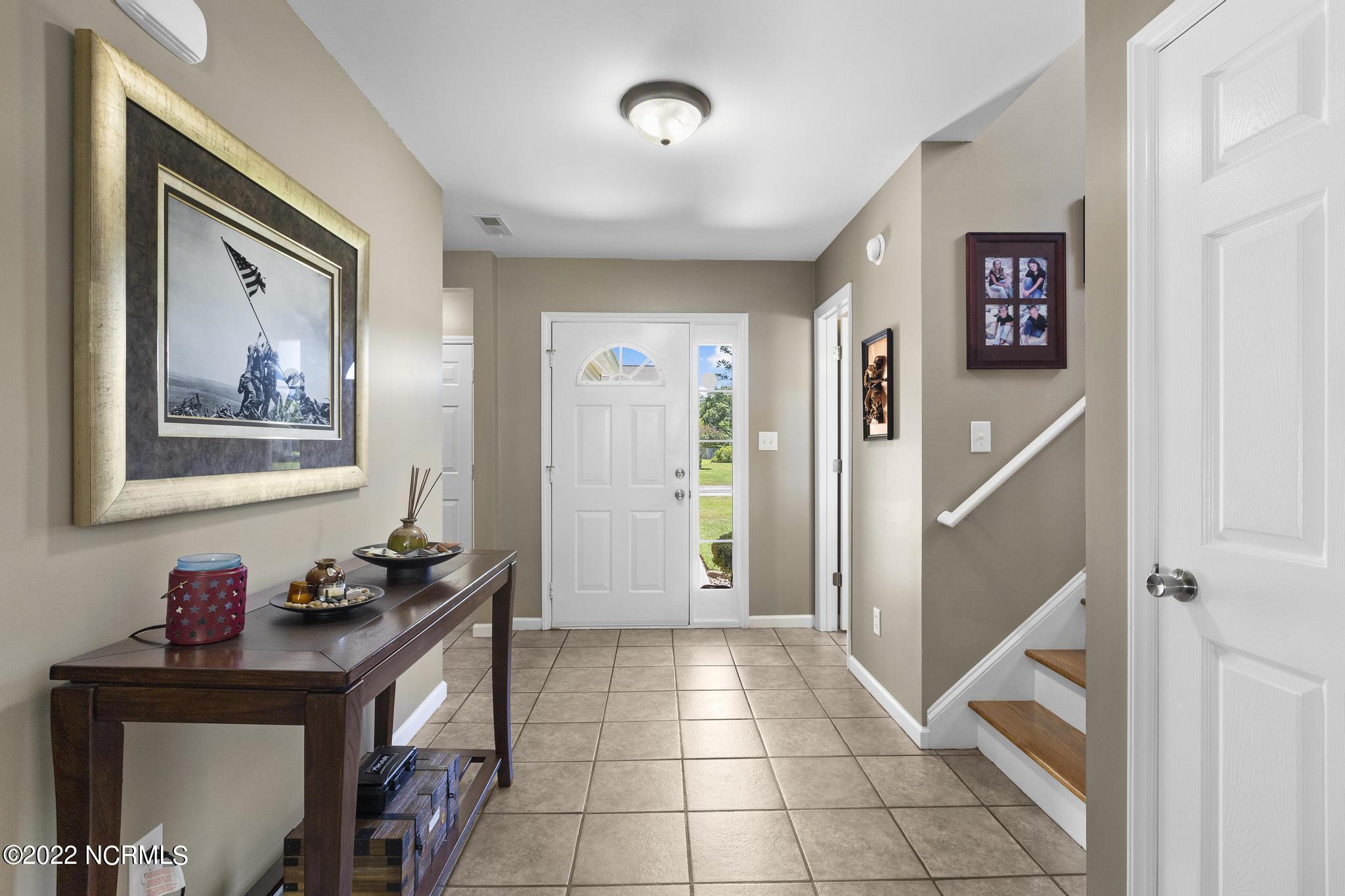 209 Portland Place Hubert, NC 28539 - Photo 7 of 32 Foyer