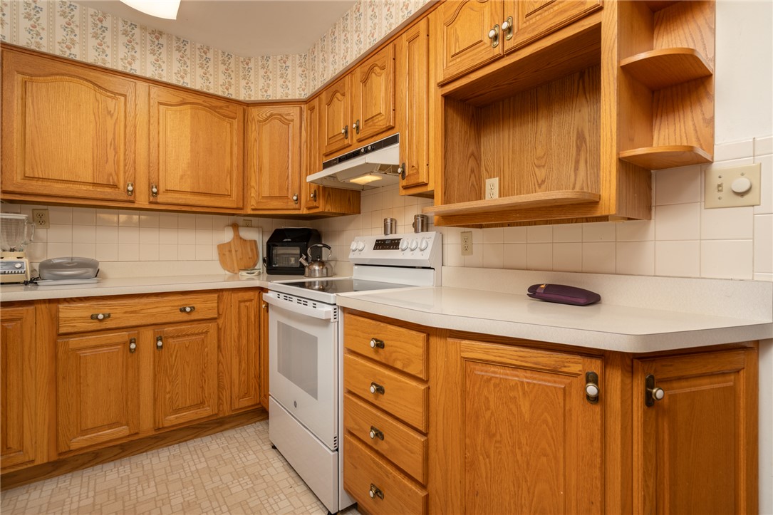 795 Spring Garden Place Dayton, OH 45431 - Photo 21 of 34 This spacious kitchen offers ample cabinetry and counter space, perfect for culinary???????????????????????? endeavors.