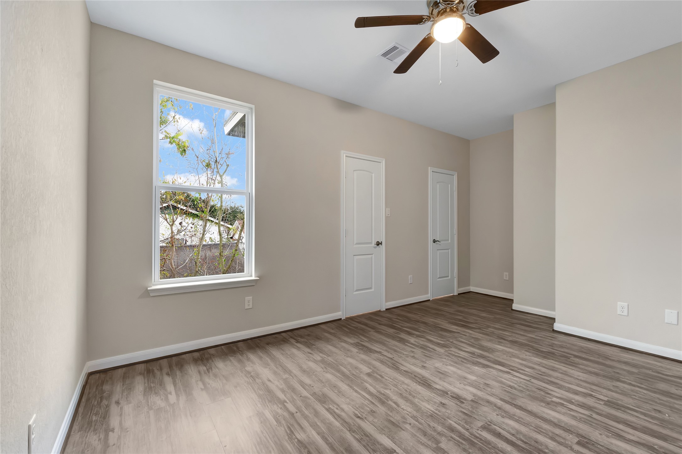 21 Latham Street, Unit D Houston, TX 77011 - Photo 6 of 8 a view of an empty room with wooden floor and a window