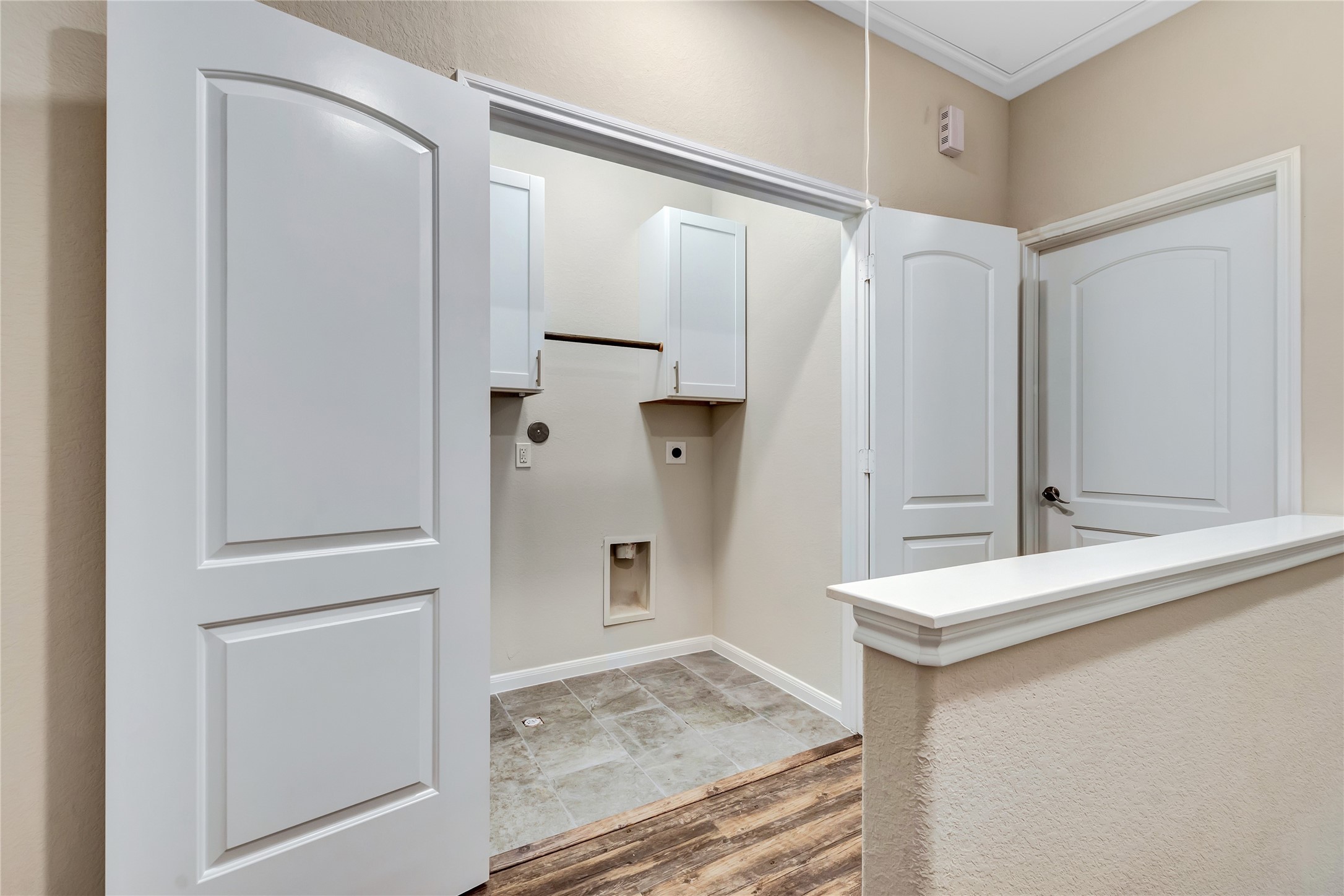 21 Latham Street, Unit D Houston, TX 77011 - Photo 7 of 8 a bathroom with a shower and a sink