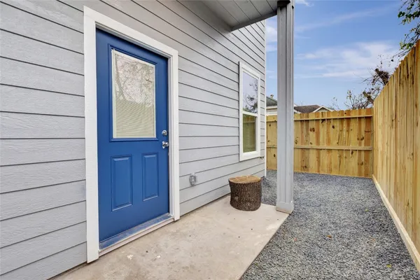 $1,800 | 21 Latham Street, Unit D, Houston, TX 77011