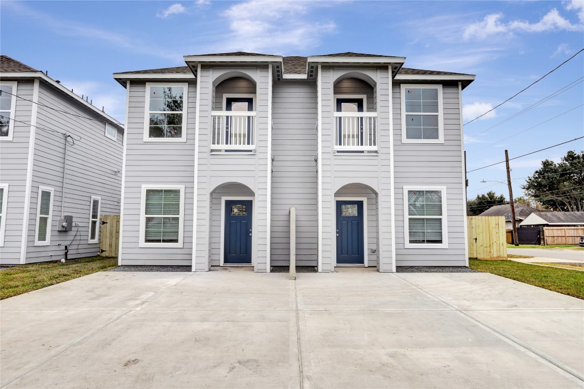 21 Latham Street, Unit D Houston, TX 77011 - Photo 8 of 8 a front view of a house with a yard