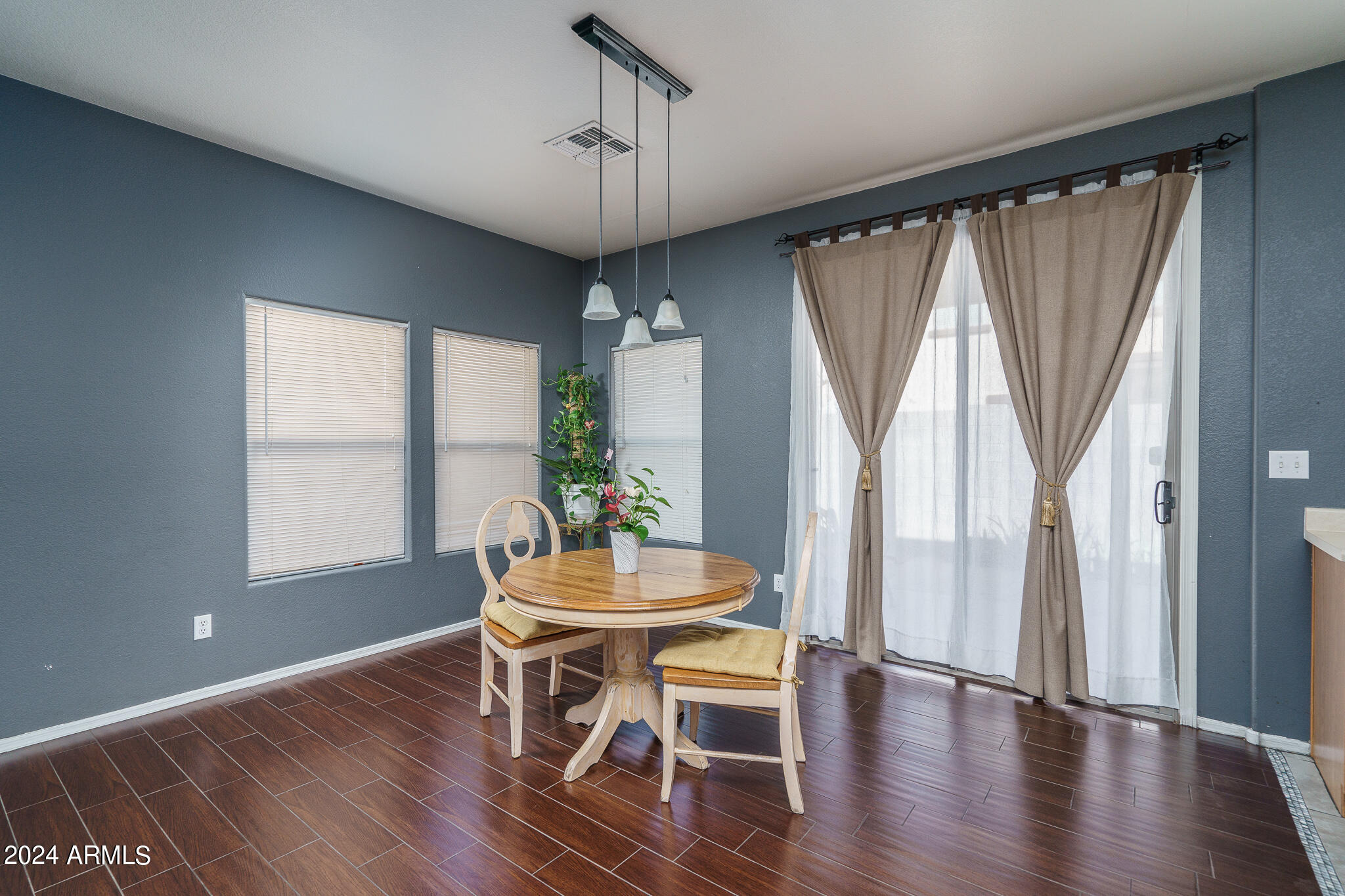 6414 West Harwell Road Laveen, AZ 85339 - Photo 5 of 24 5) DINING