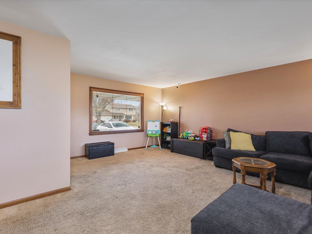 4821 Danforth Drive Rockford, IL 61114 - Photo 25 of 28 a living room with furniture and a couch