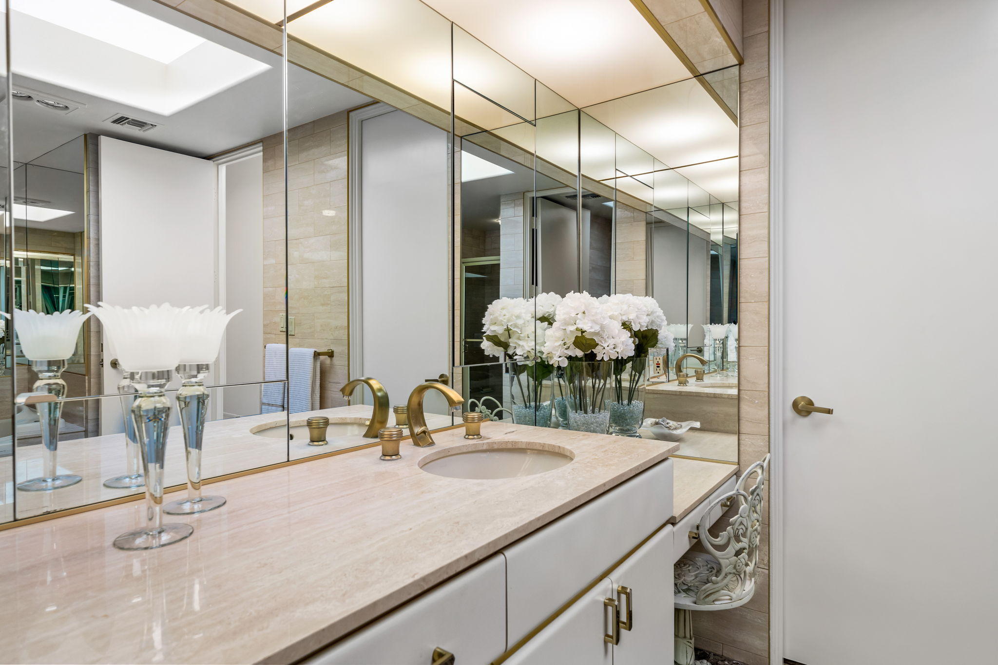 74 Mayfair Drive Rancho Mirage, CA 92270 - Photo 17 of 35 a dining hall with a sink and a mirror