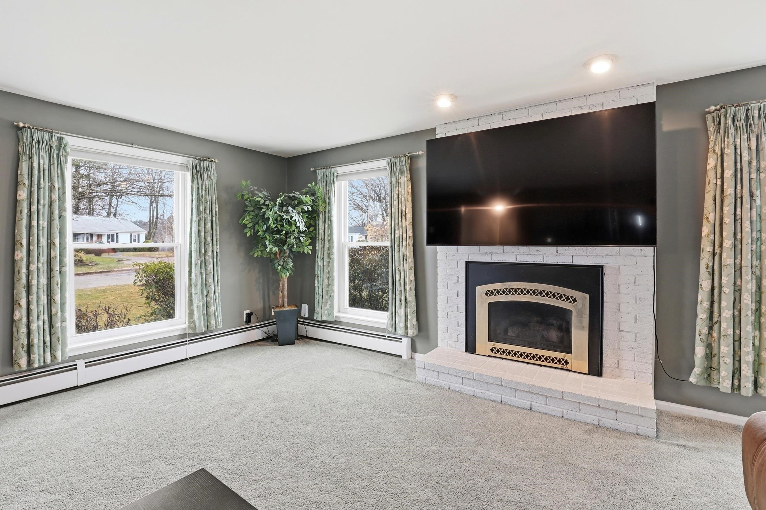 147 Leewood Street Manchester, NH 03103 - Photo 9 of 36