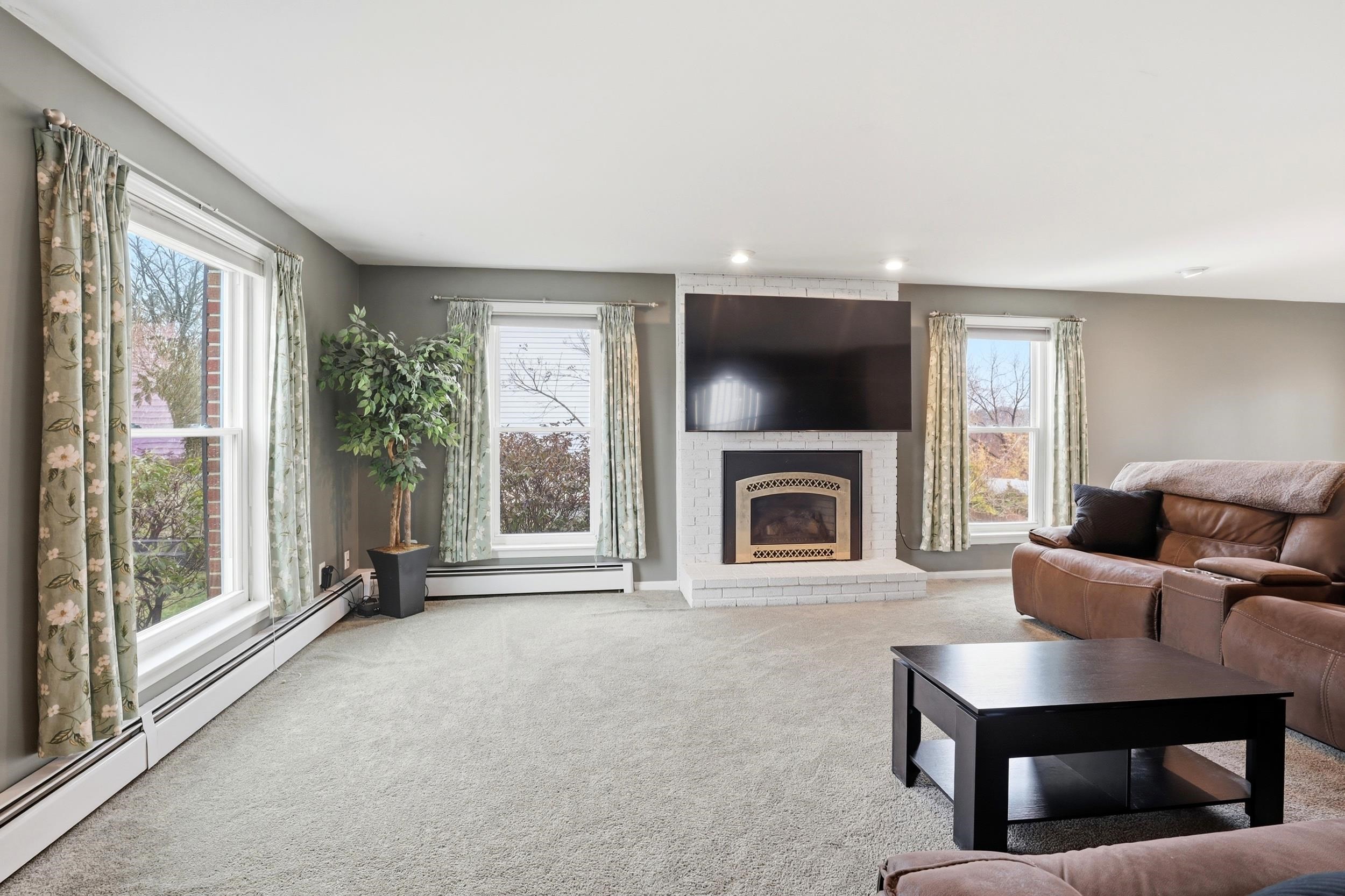 147 Leewood Street Manchester, NH 03103 - Photo 10 of 36