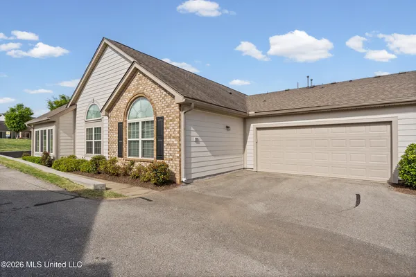 $295,000 | 8686 Parkview Oaks Circle, Olive Branch, MS 38654