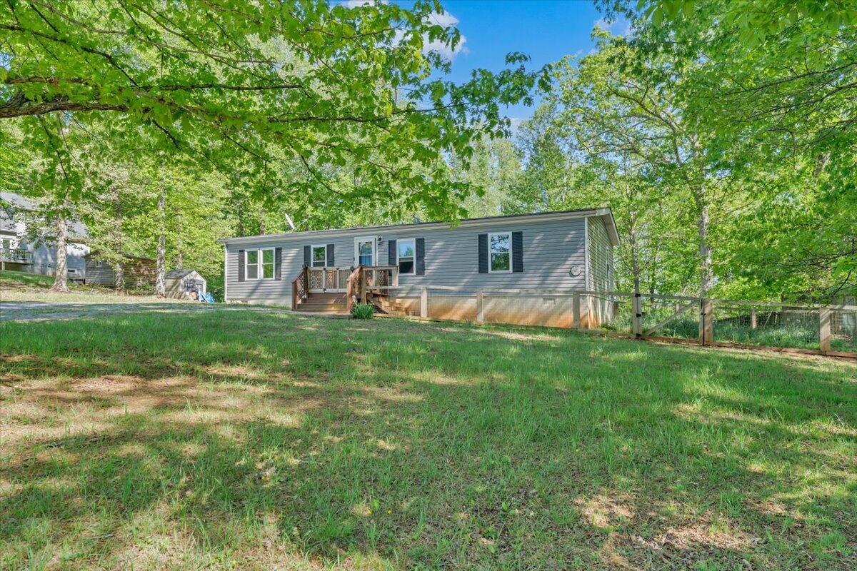 2728 Lipscomb Road Moneta, VA 24121 - Photo 2 of 17 33-MIB00336
