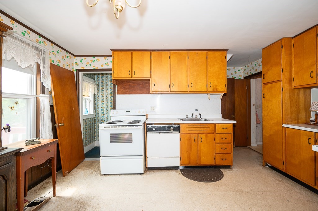 22 Comins Road Oxford, MA 01537 - Photo 3 of 42