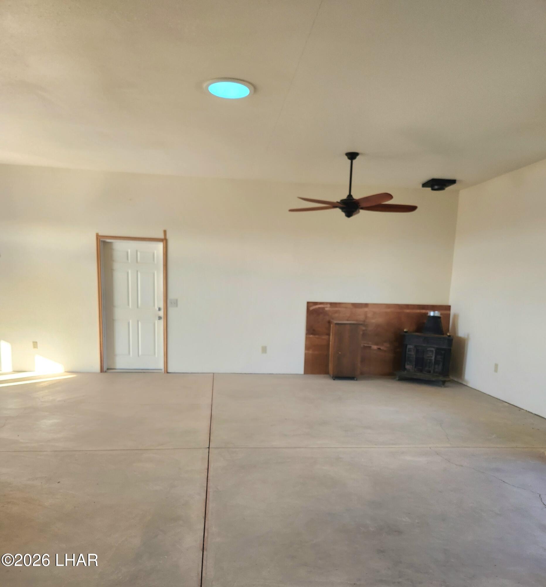 19310 South John Wayne Road Yucca, AZ 86438 - Photo 6 of 14 Livingroom
