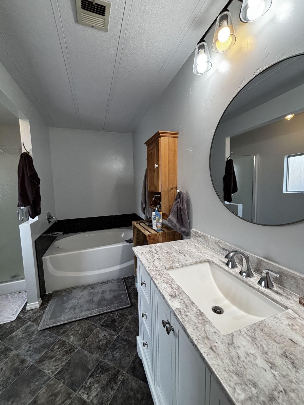 2323 Grazide Circle Bishop, CA 93514 - Photo 11 of 21 Bathroom