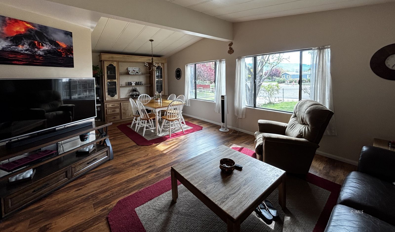 2323 Grazide Circle Bishop, CA 93514 - Photo 2 of 21 Living Room