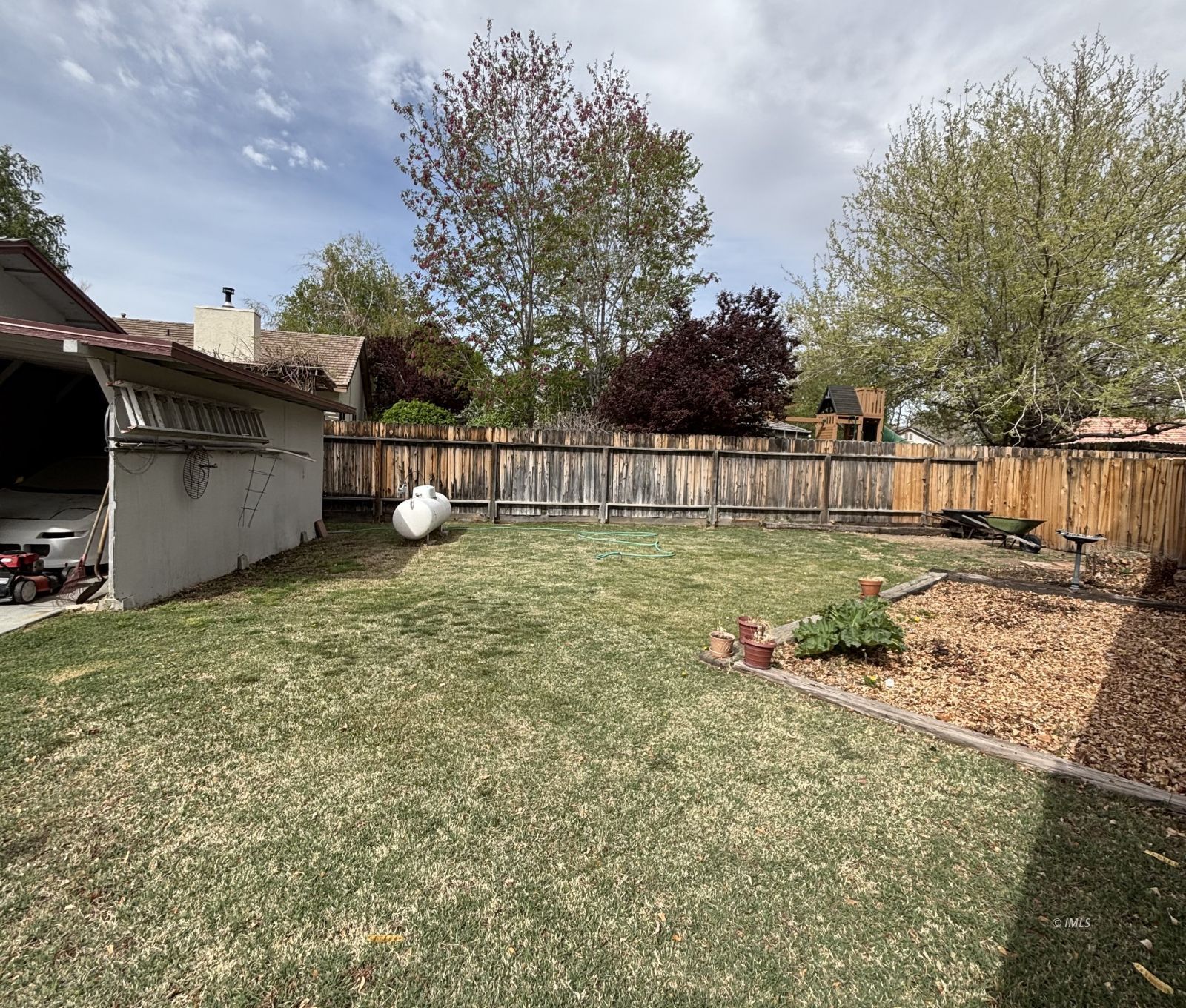 2323 Grazide Circle Bishop, CA 93514 - Photo 21 of 21 Yard by Garage
