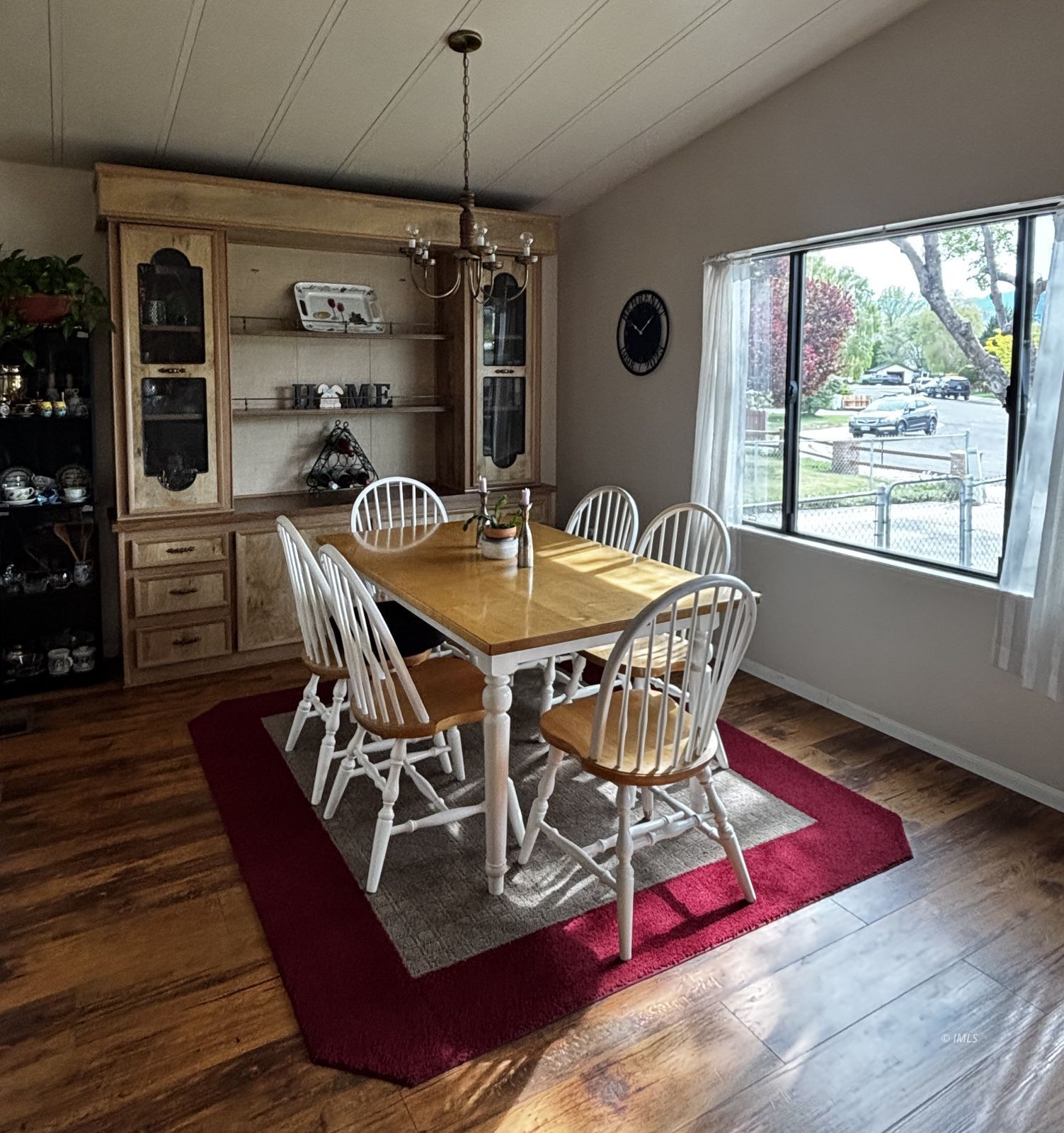 2323 Grazide Circle Bishop, CA 93514 - Photo 3 of 21 Dining Area
