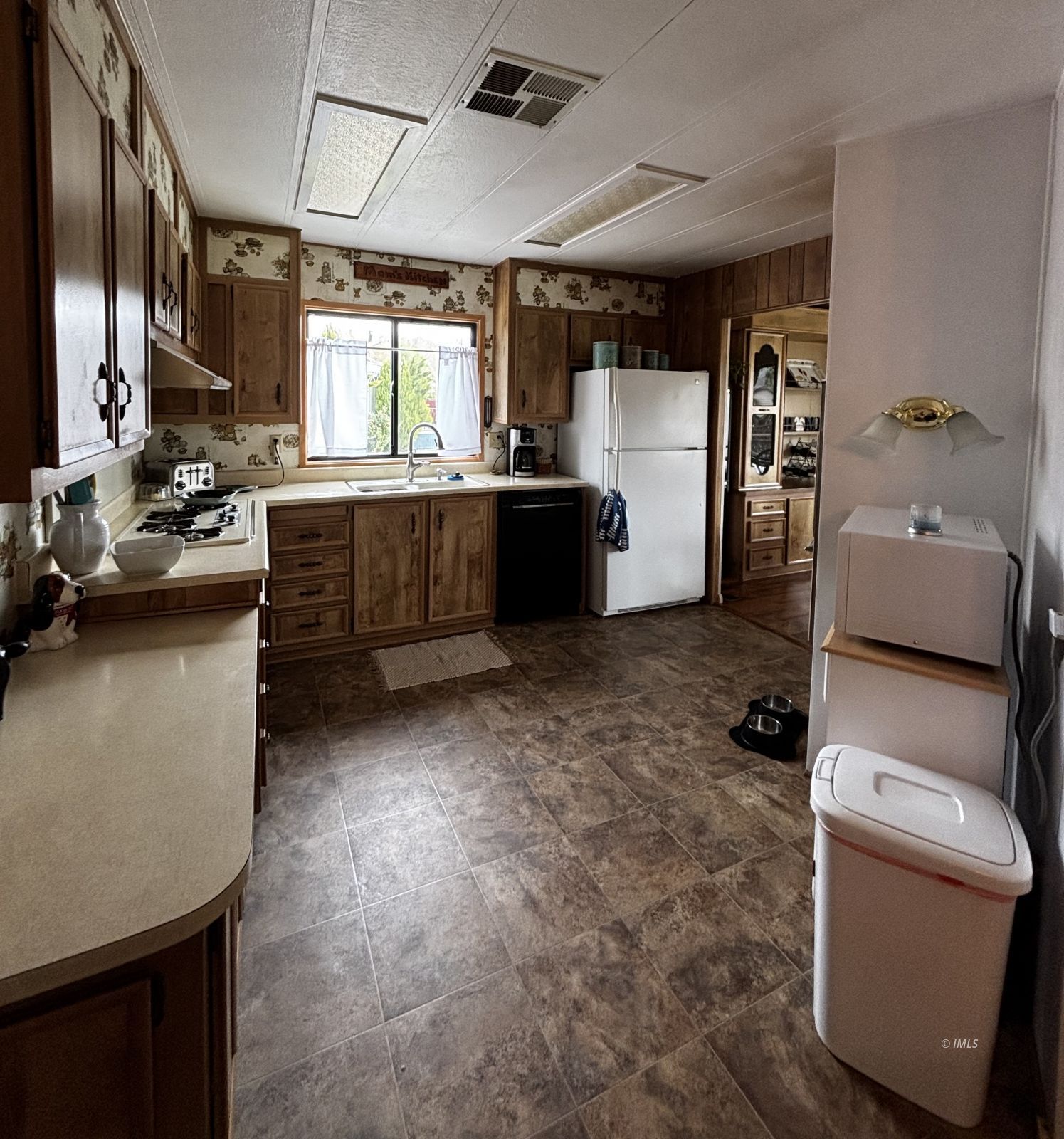 2323 Grazide Circle Bishop, CA 93514 - Photo 4 of 21 Kitchen