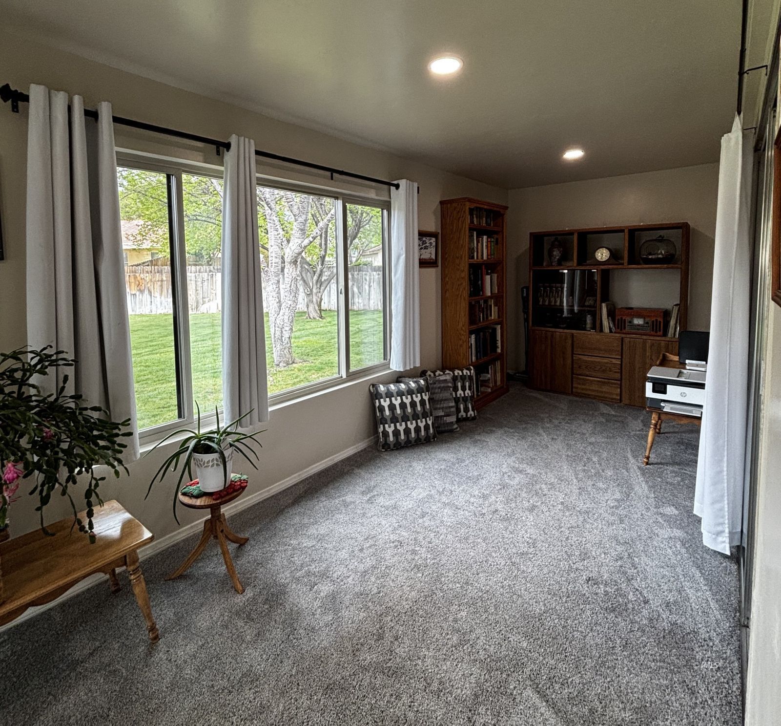 2323 Grazide Circle Bishop, CA 93514 - Photo 6 of 21 Entry Room