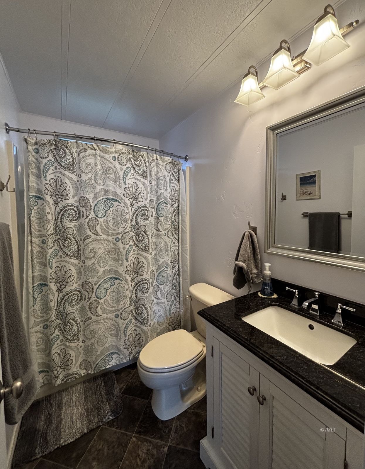 2323 Grazide Circle Bishop, CA 93514 - Photo 8 of 21 Bathroom