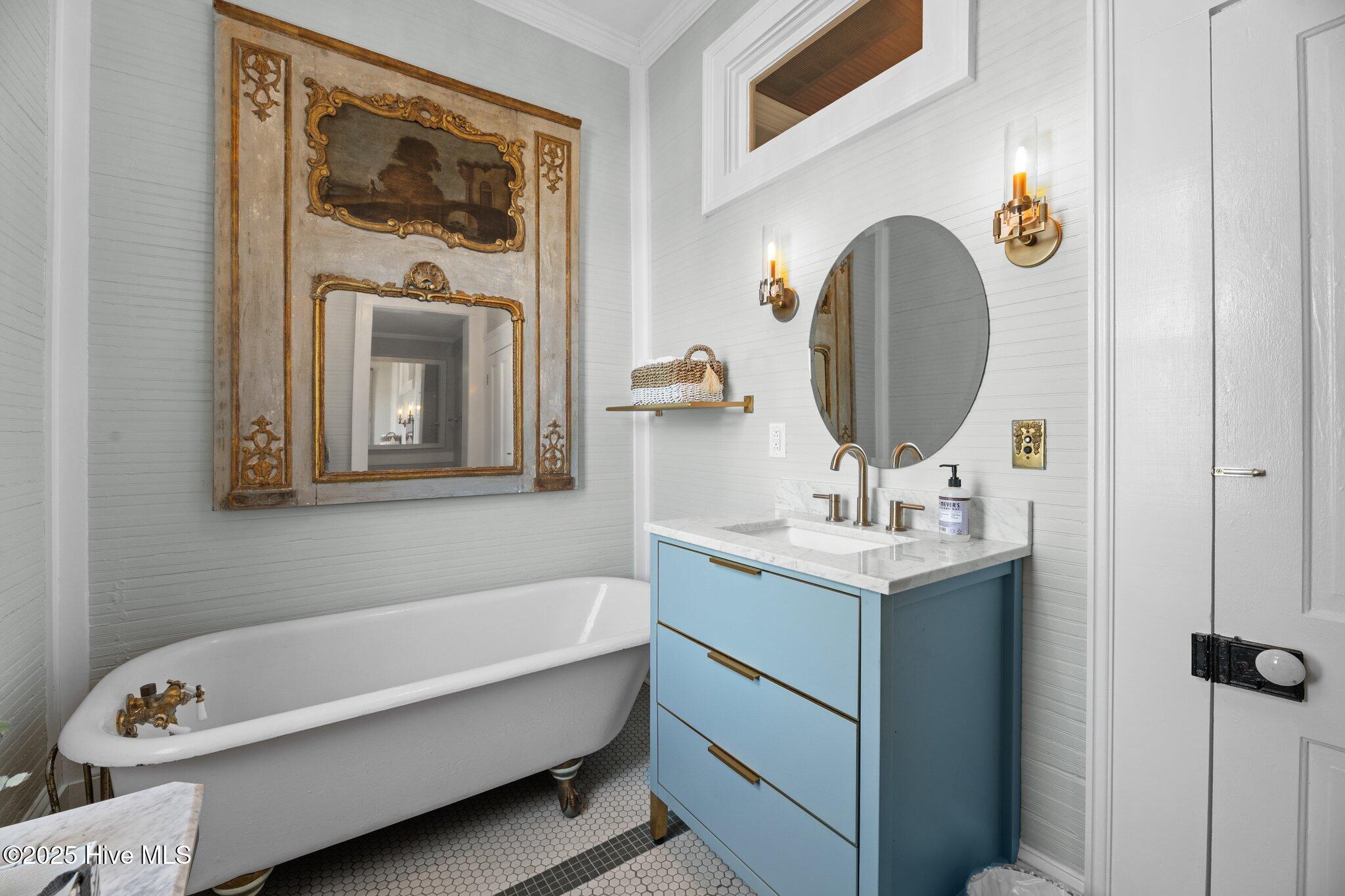 210 New Street New Bern, NC 28560 - Photo 21 of 54 2nd floor guest bath with full shower