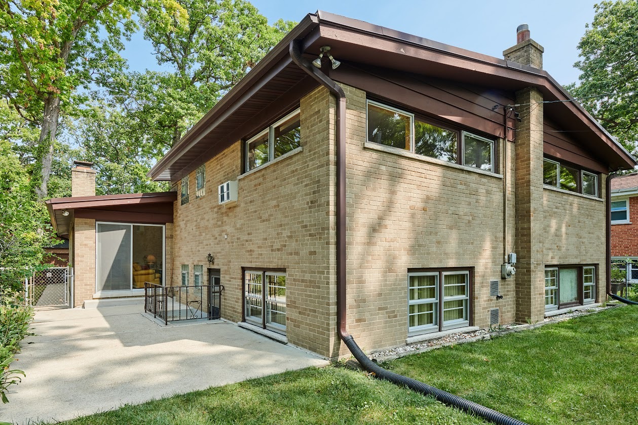 1859 Prairie Avenue Park Ridge, IL 60068 - Photo 2 of 27 a front view of a house with a garden