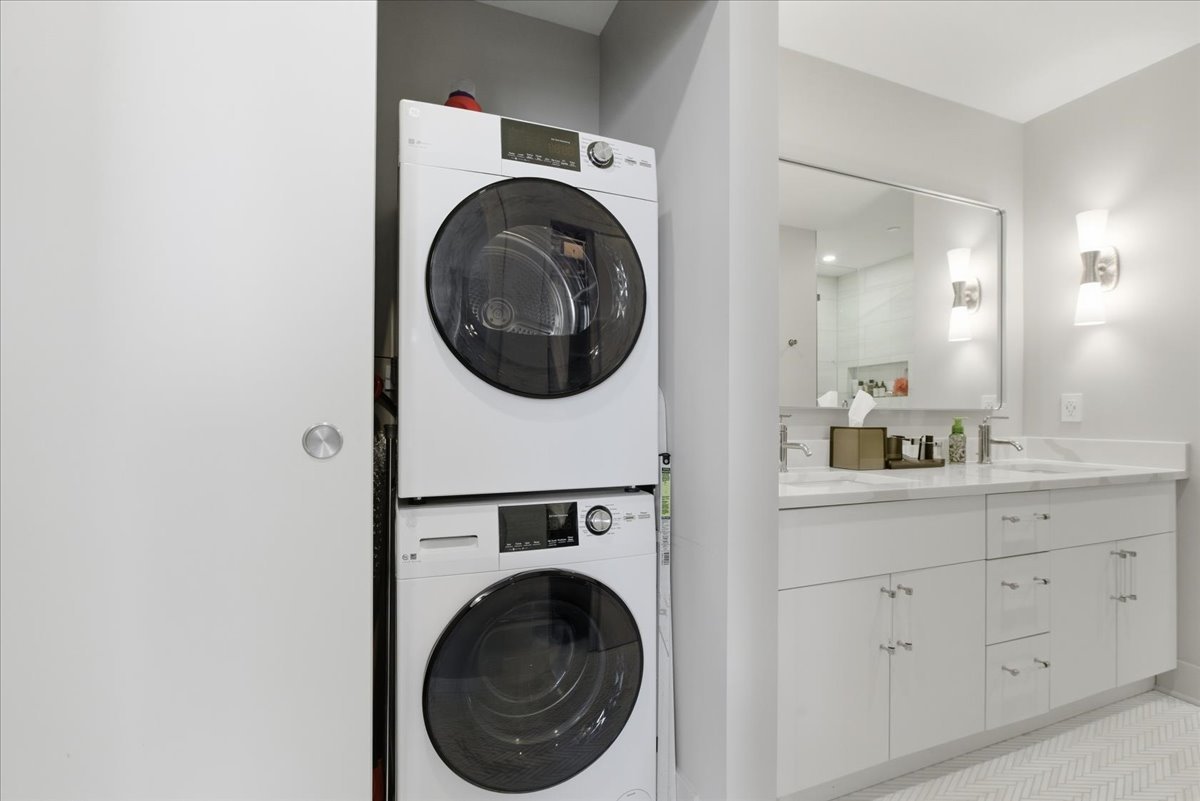 57 East Delaware Place, Unit 3904 Chicago, IL 60611 - Photo 16 of 21 a room with a washer and dryer