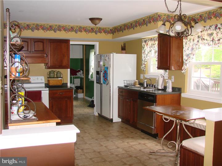 587 Coach Road Horsham, PA 19044 - Photo 7 of 17 Kitchen