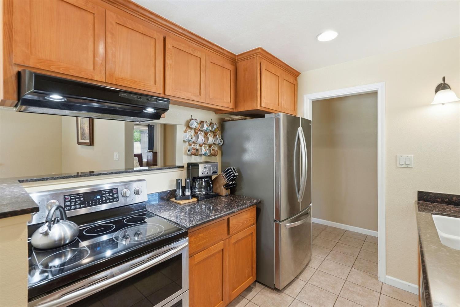 3701 Chamberlain Way Carmichael, CA 95608 - Photo 3 of 28
