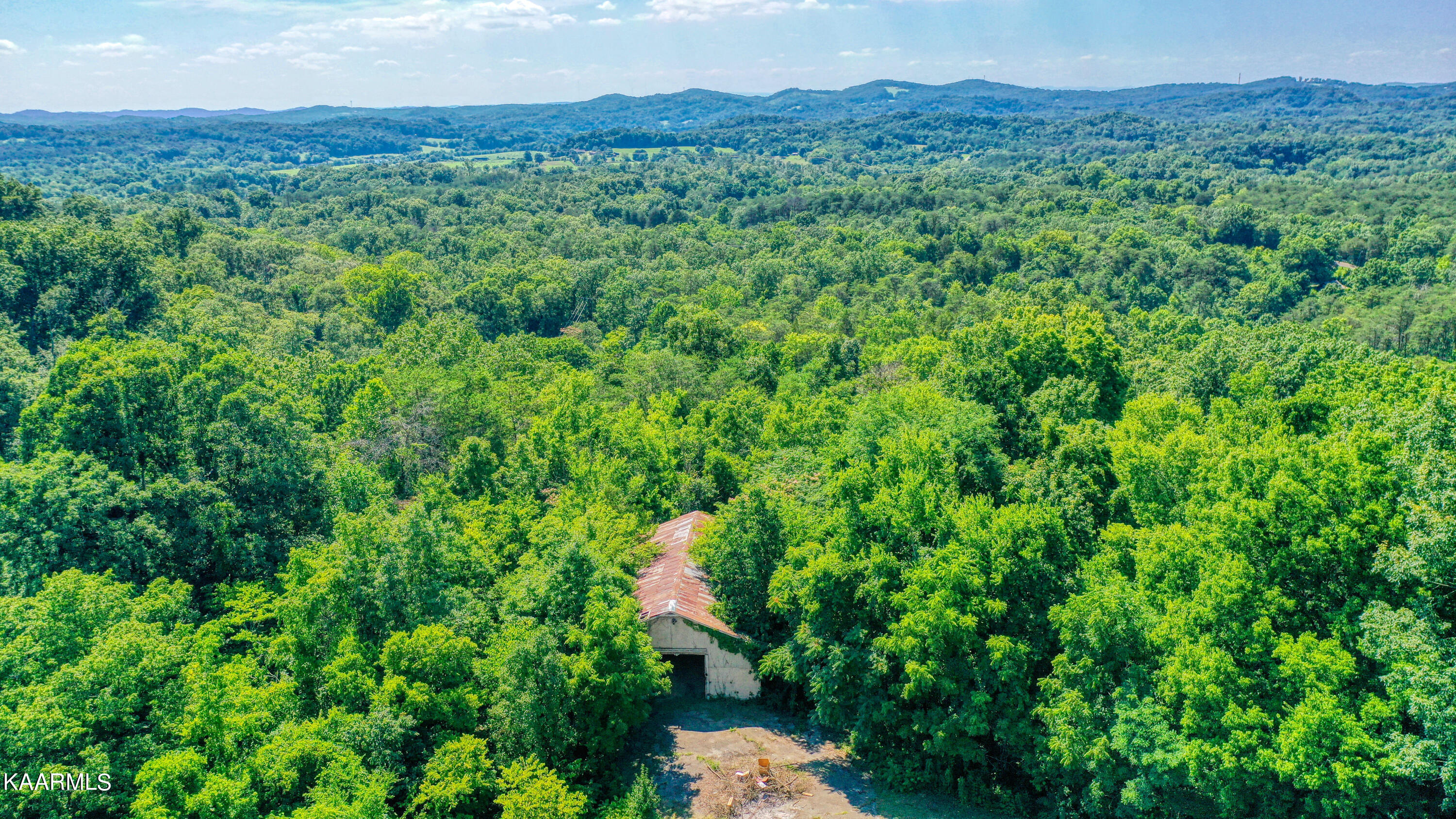9305 Kodak Road Kodak, TN 37764 - Photo 14 of 30 Barn