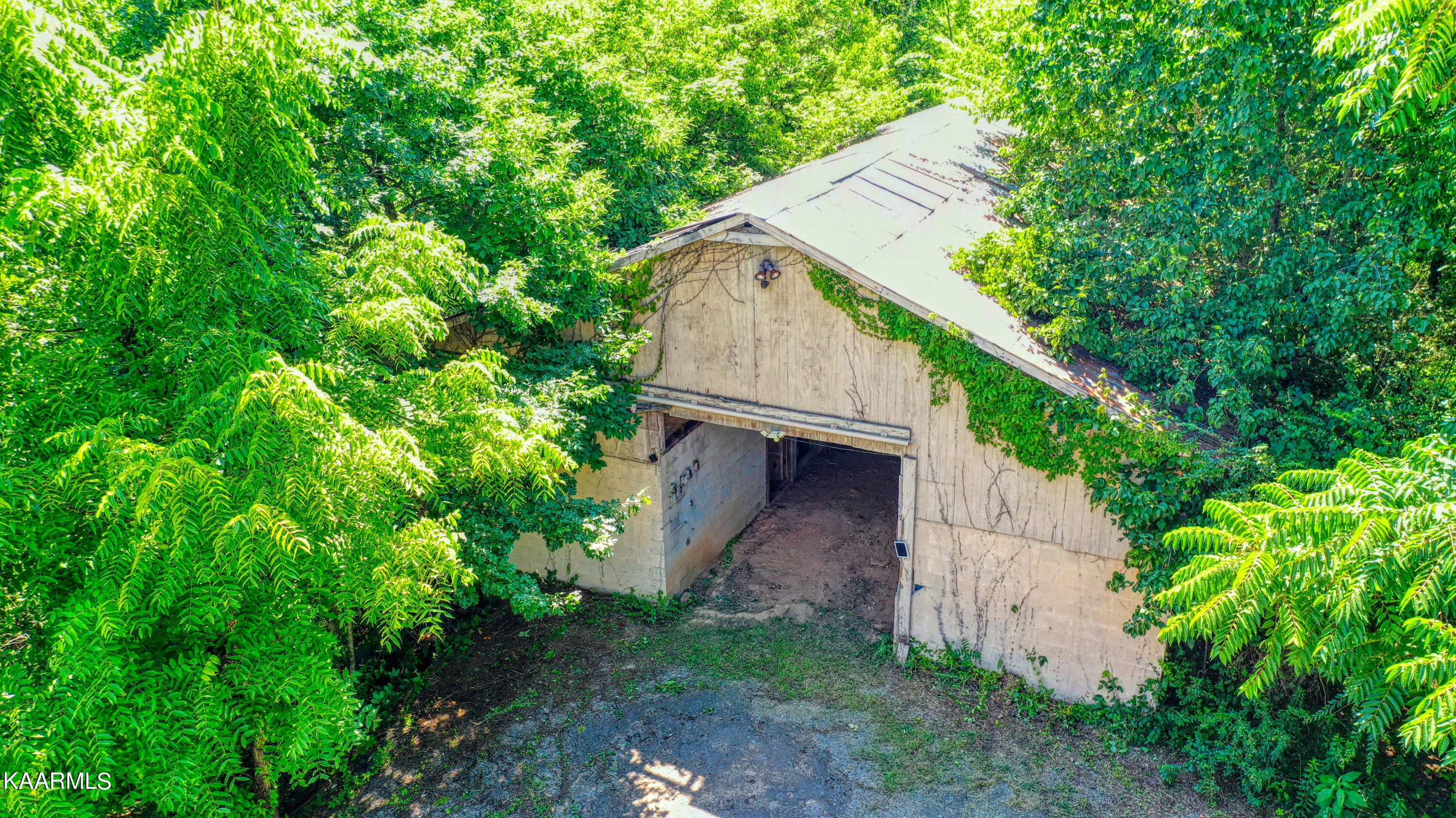 9305 Kodak Road Kodak, TN 37764 - Photo 15 of 30 8-Stall Barn
