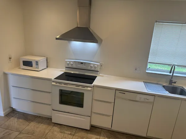 $2,850 | 100 Northwest 27th Street, Pompano Beach, FL 33064