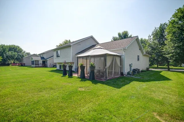 $449,900 | 201 Vista Cottage Grove, Cottage Grove, WI 53527