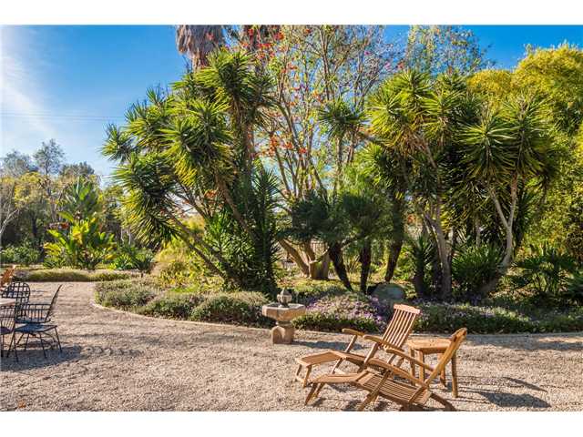 1060 Capra Way Fallbrook, CA 92028 - Photo 24 of 25 Inside Circular Drive