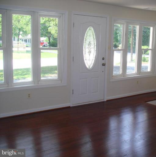 9171 Fort Smallwood Road Pasadena, MD 21122 - Photo 11 of 25 Entrance / Foyer