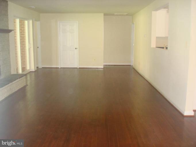 9171 Fort Smallwood Road Pasadena, MD 21122 - Photo 10 of 25 Family Room