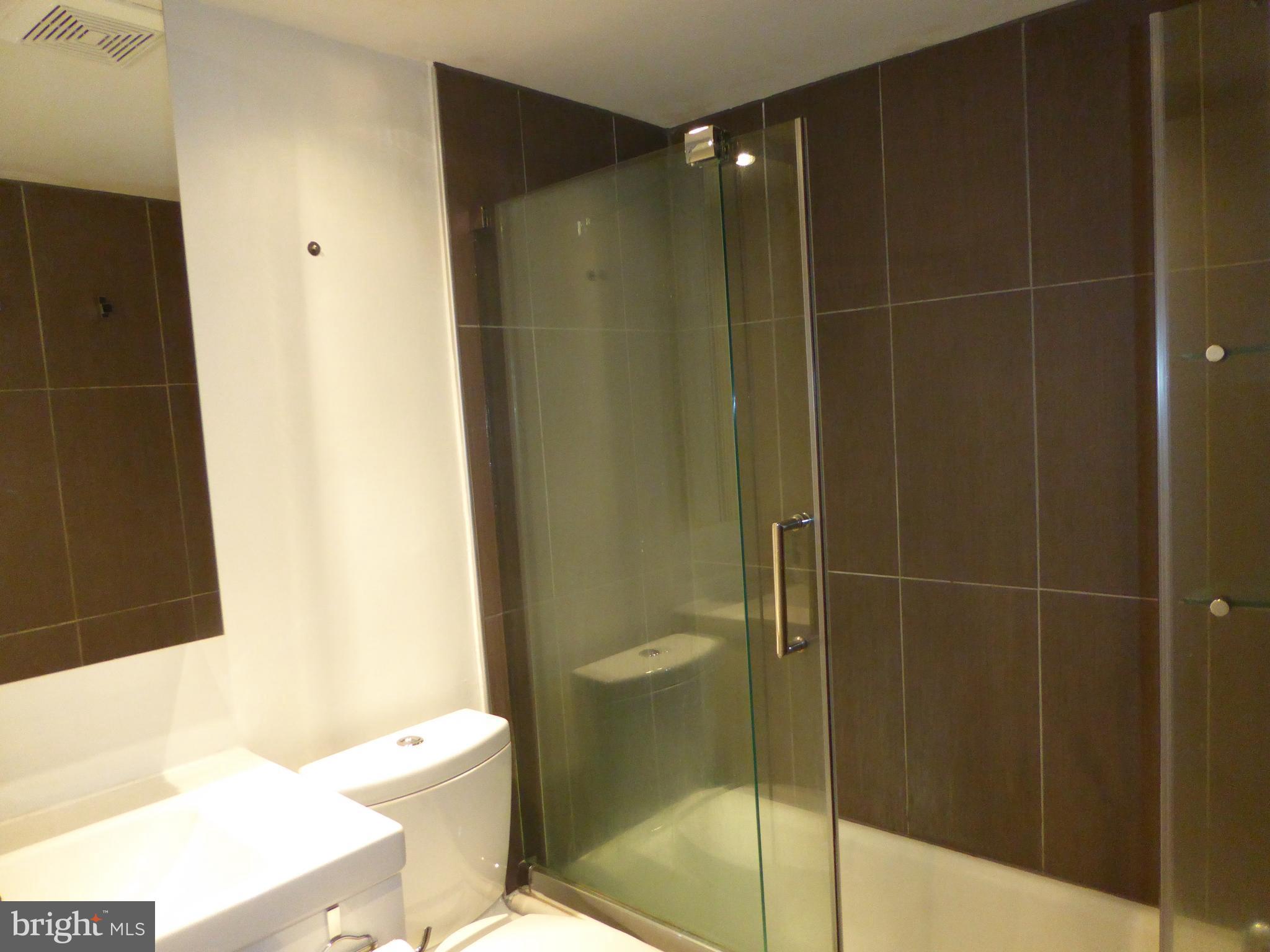 1436 Meridian Place Northwest, Unit 404 Washington, DC 20010 - Photo 14 of 25 Bath