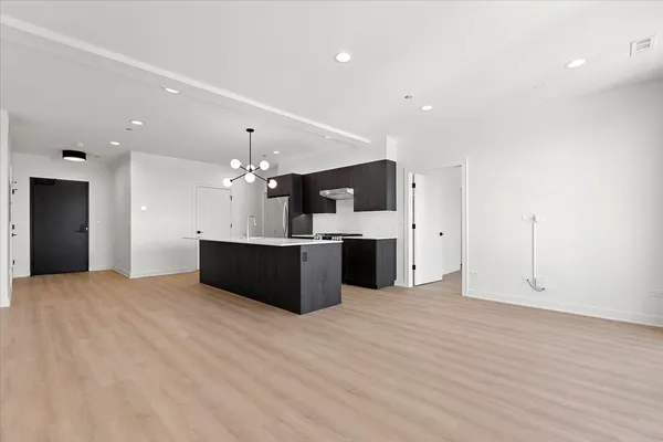 $3,565 | 1801 West Grand Avenue, Unit 403, Chicago, IL 60622