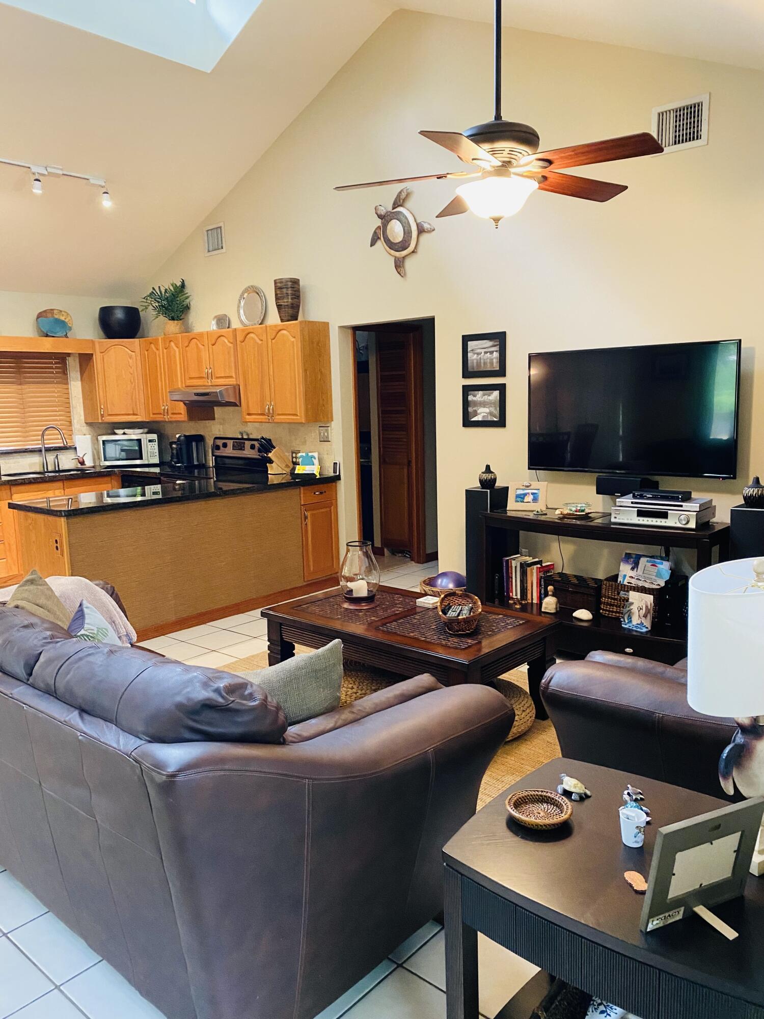 39 Dolphin Road Key Largo, FL 33037 - Photo 3 of 8 livingroom