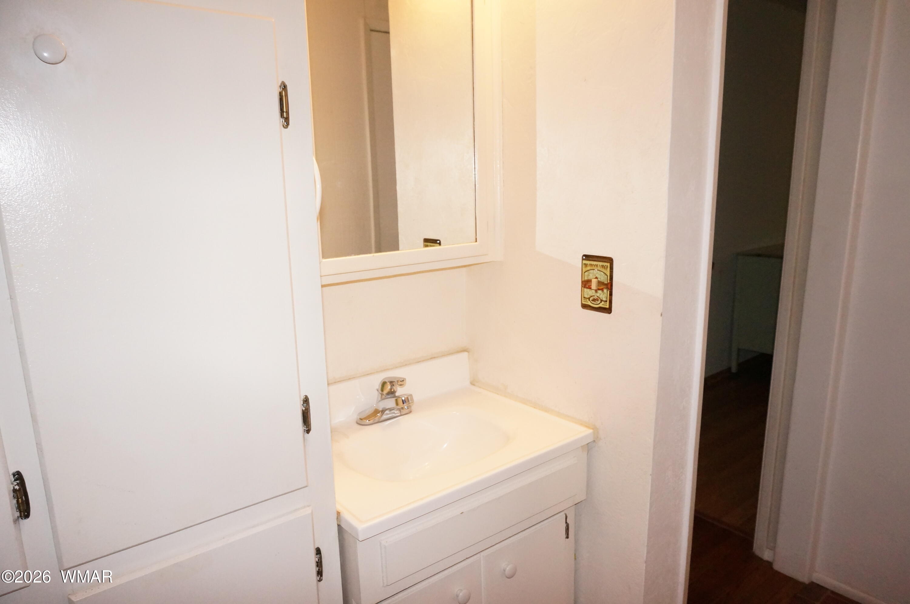 6066 Wagon Wheel Road Lakeside, AZ 85929 - Photo 20 of 32 a bathroom with a sink and a vanity