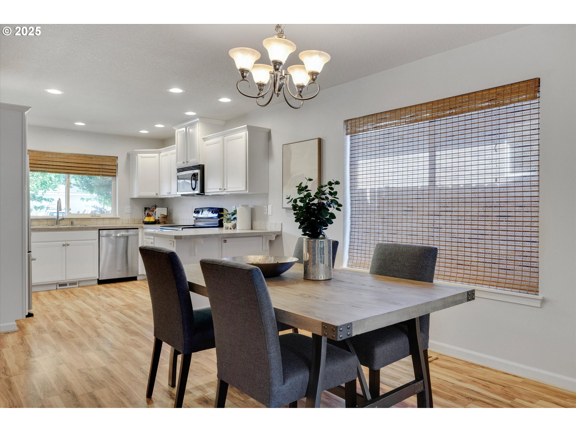 2731 Baines Boulevard Hubbard, OR 97032 - Photo 13 of 41 Kitchen/Dining Room