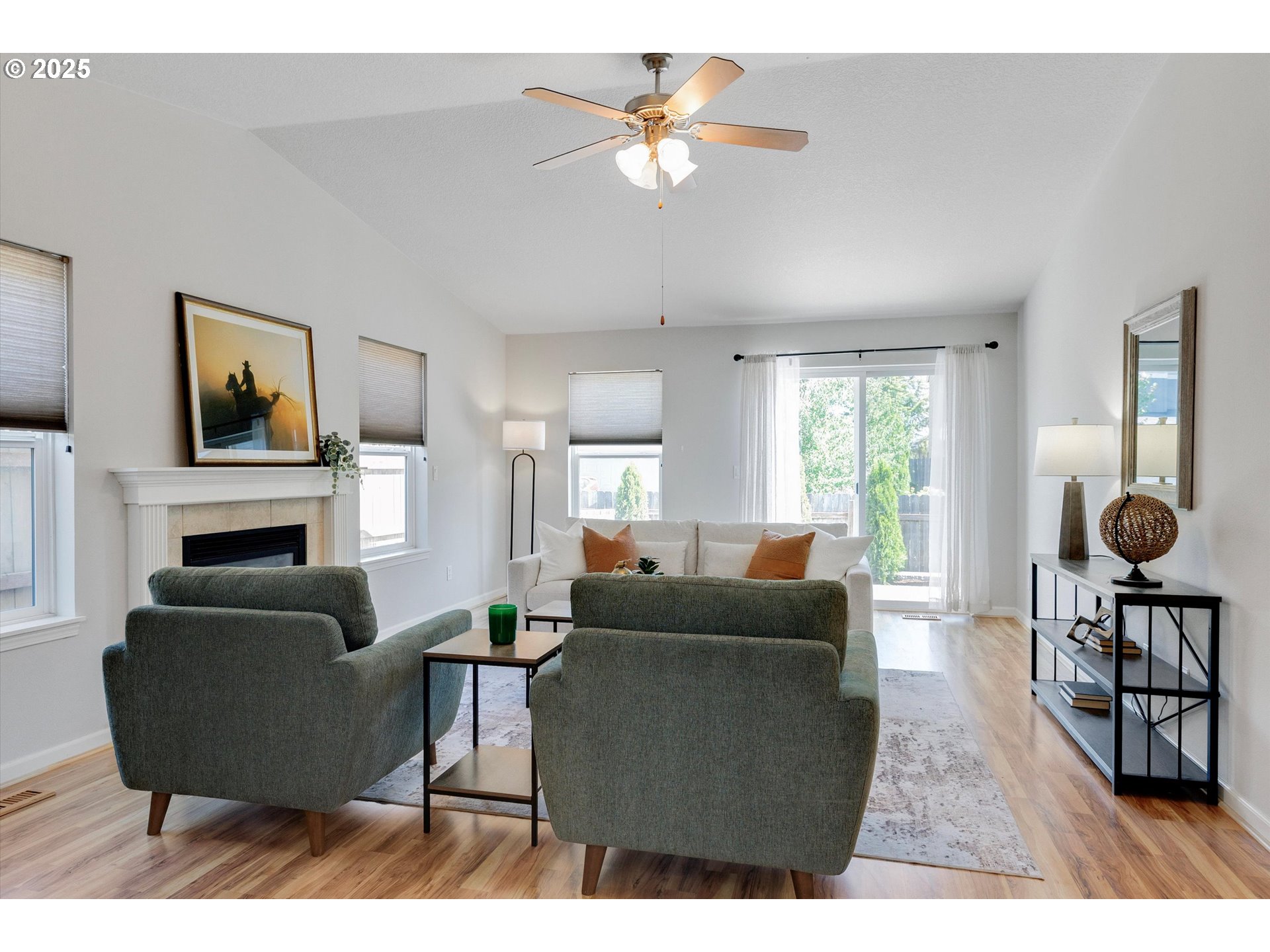 2731 Baines Boulevard Hubbard, OR 97032 - Photo 15 of 41 Living Room