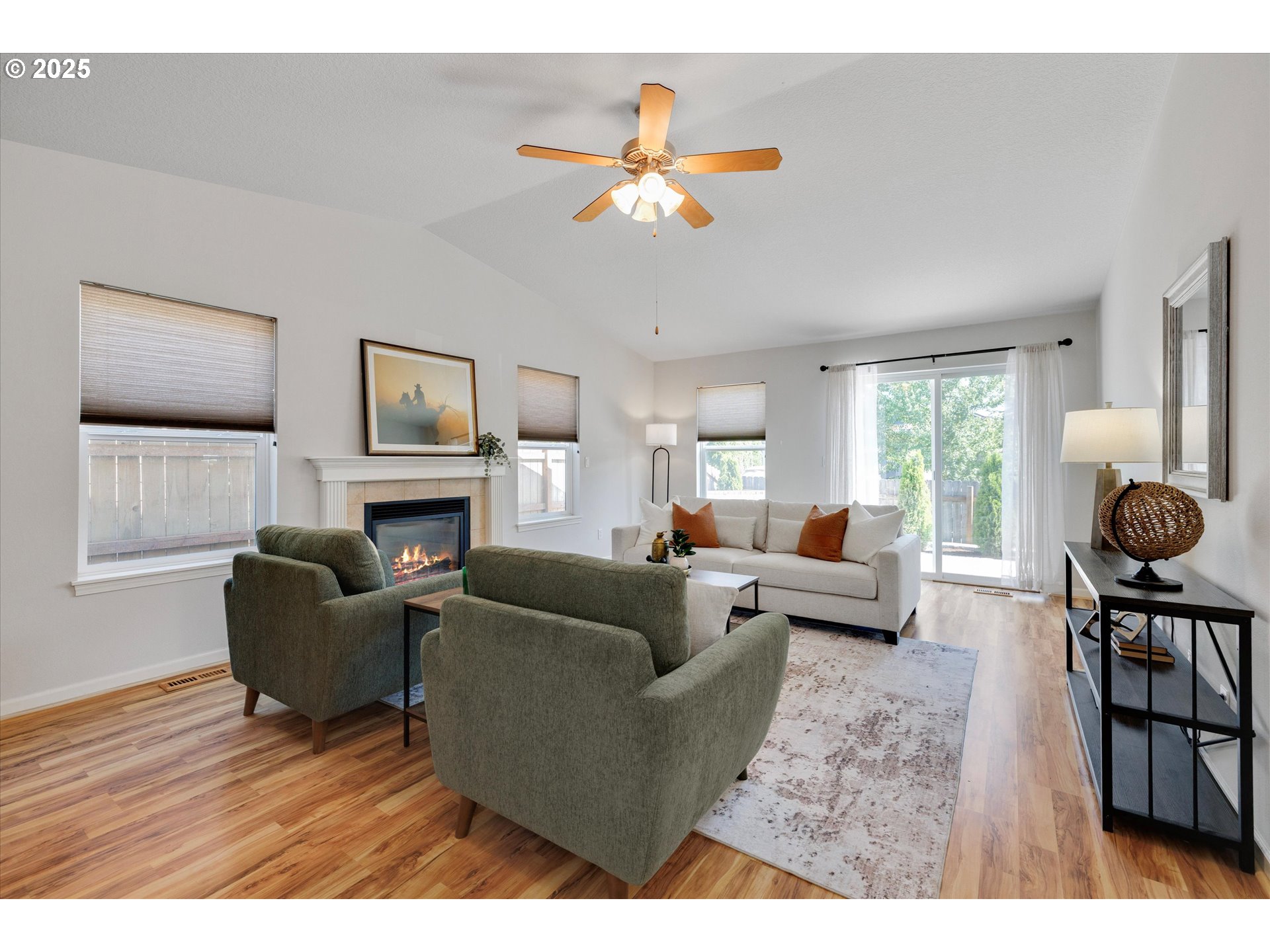 2731 Baines Boulevard Hubbard, OR 97032 - Photo 16 of 41 Living Room