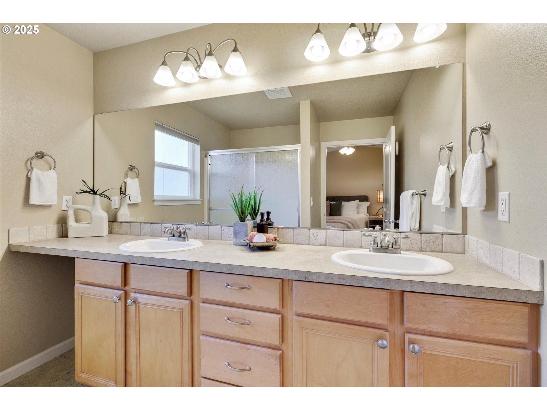 2731 Baines Boulevard Hubbard, OR 97032 - Photo 28 of 41 Bathroom, Attached