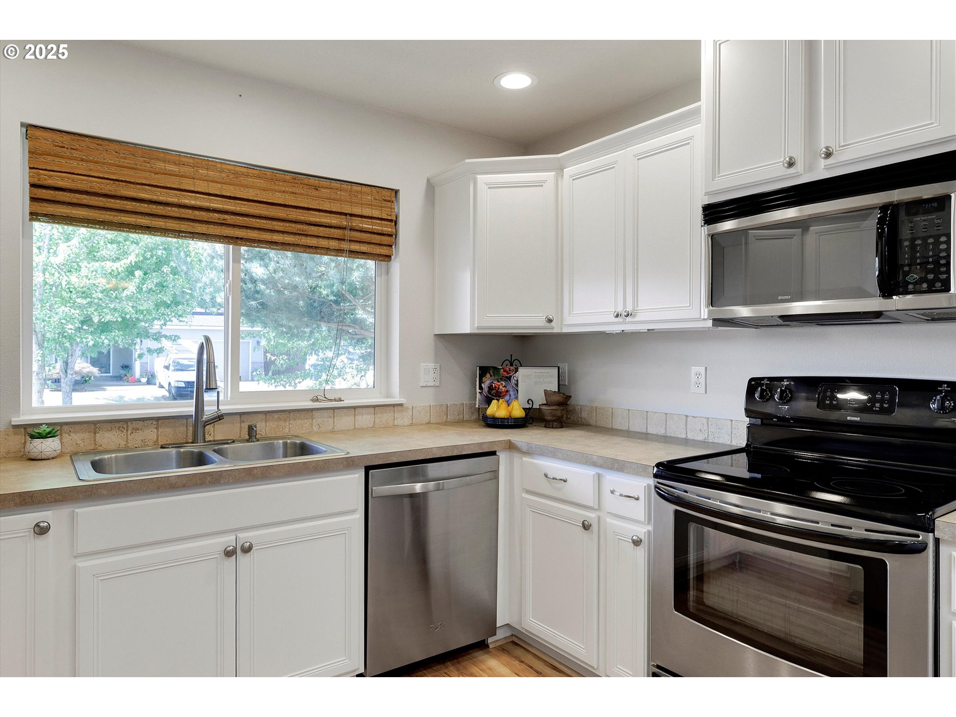 2731 Baines Boulevard Hubbard, OR 97032 - Photo 4 of 41 Kitchen