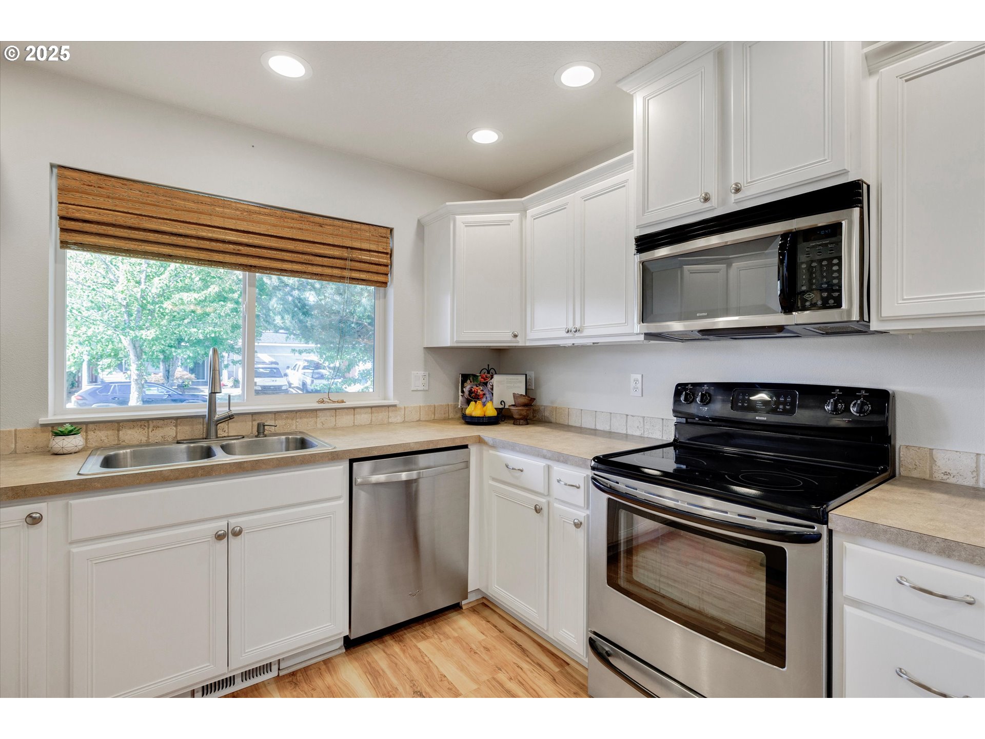 2731 Baines Boulevard Hubbard, OR 97032 - Photo 5 of 41 Kitchen