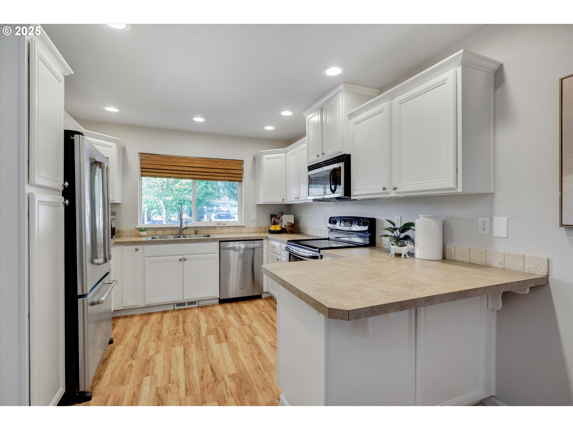 2731 Baines Boulevard Hubbard, OR 97032 - Photo 6 of 41 Kitchen