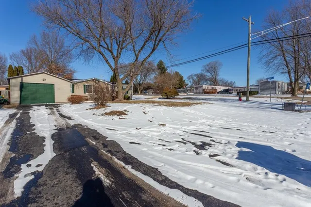 $169,000 | 108 Smoke Signal Lane, East Dubuque, IL 61025